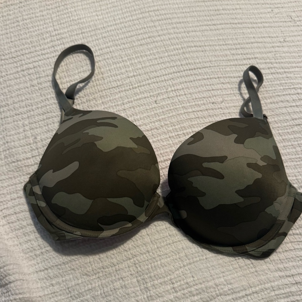 PINK Victoria's Secret Green Camo Bra